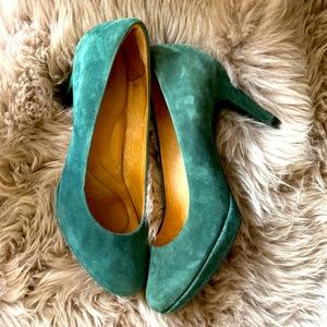 Clarks Forest green suede platform pumps